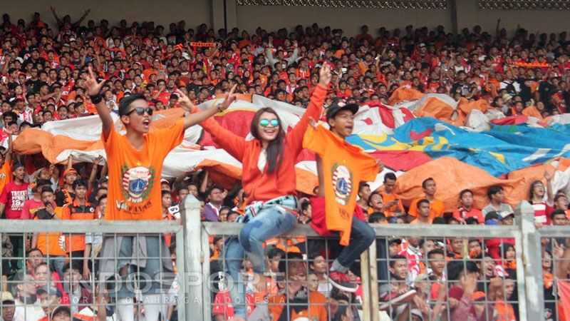 Stadion GBK dan Jakmania menjadi salah satu faktor penting Persija Jakarta.  Copyright: © Jerry/Indosport